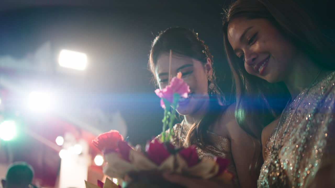 Duas belas mulheres celebrando o Loy Krathong