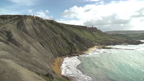 Steile-Und-Große-Hügel-Mit-Mittelmeer-Spritzenden-Wellen-Am-Strand-Von-Qarraba-Bay