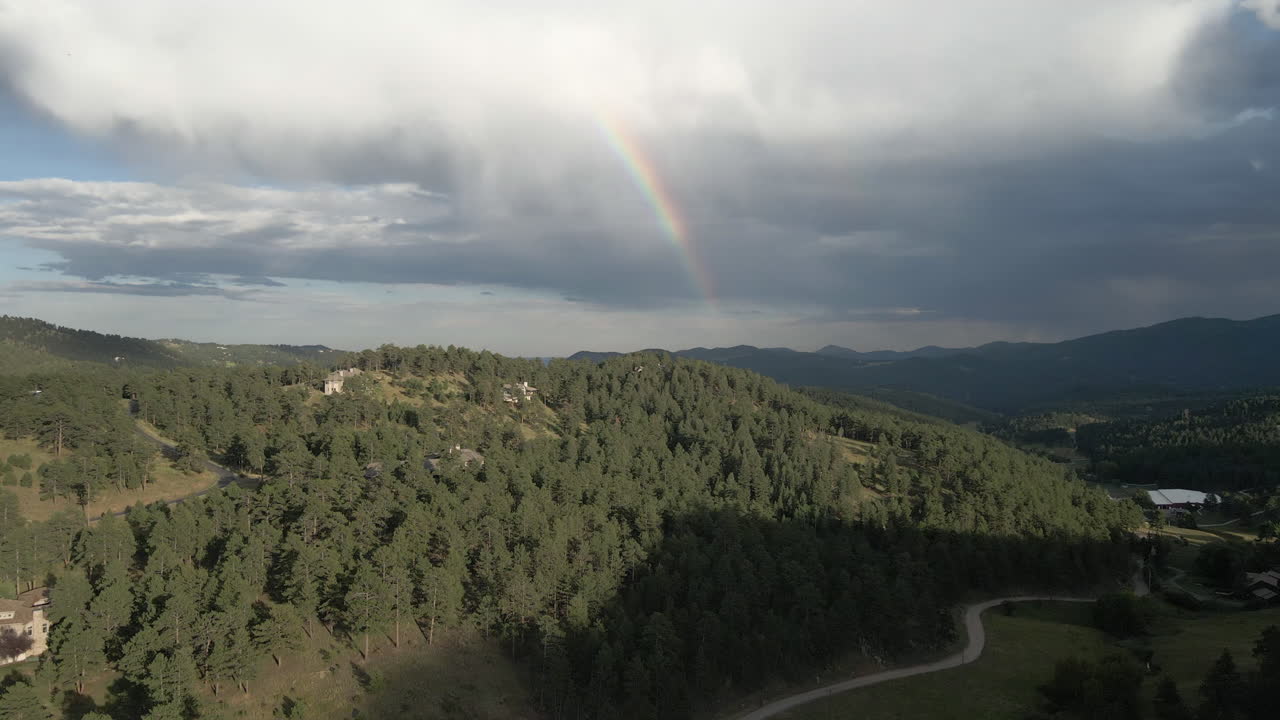 arquitecturas en montañas siempre verdes con arco iris en el fondo cerca de colorado, estados unidos