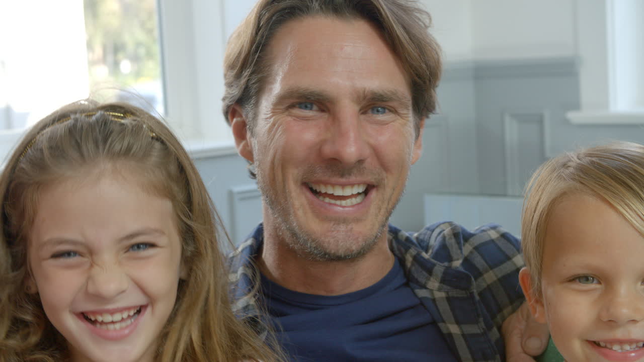 Portræt af storfamilie hjemme, slowmotion
