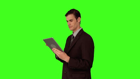 hombre de negocios usando su tableta pc