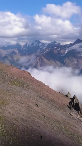 paisaje de montaña con sendero de senderismo