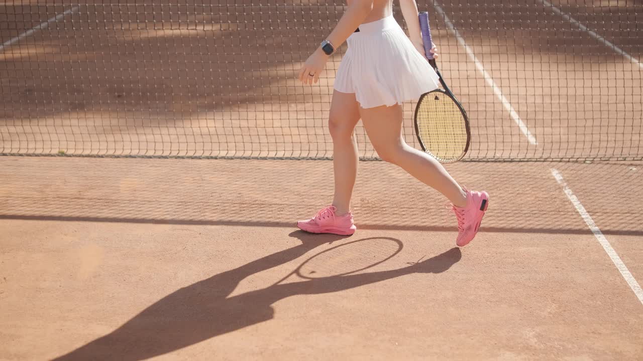 아름다운 테니스 소녀가 야외 코트에서 을 연습하고 있습니다.