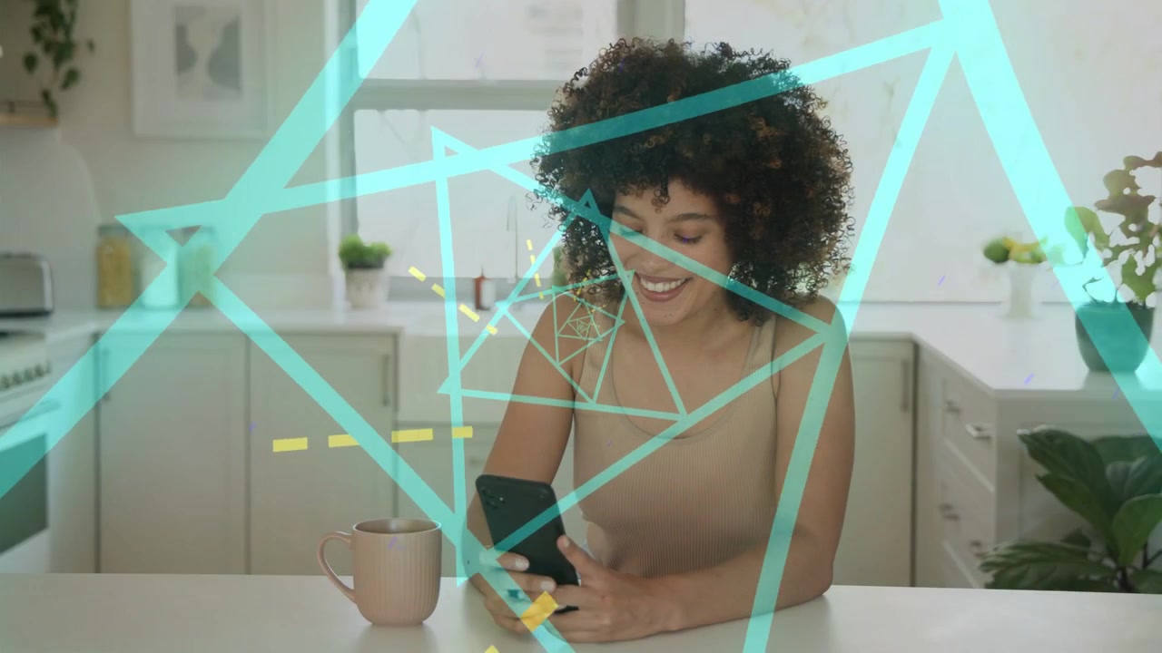 Donna in cucina che tocca il telefono, causando sovrapposizioni che aumentano e poi si assottigliano mentre ride per la tecnologia