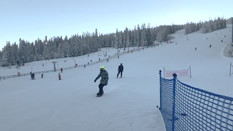 Snowboarder,-Der-Die-Skipiste-Hinuntergeht