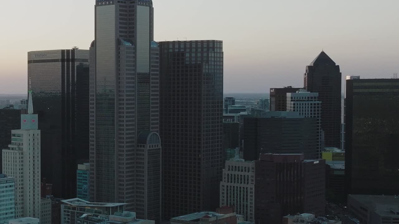 Vista del skyline de Dallas al atardecer desde lo alto de la ciudad