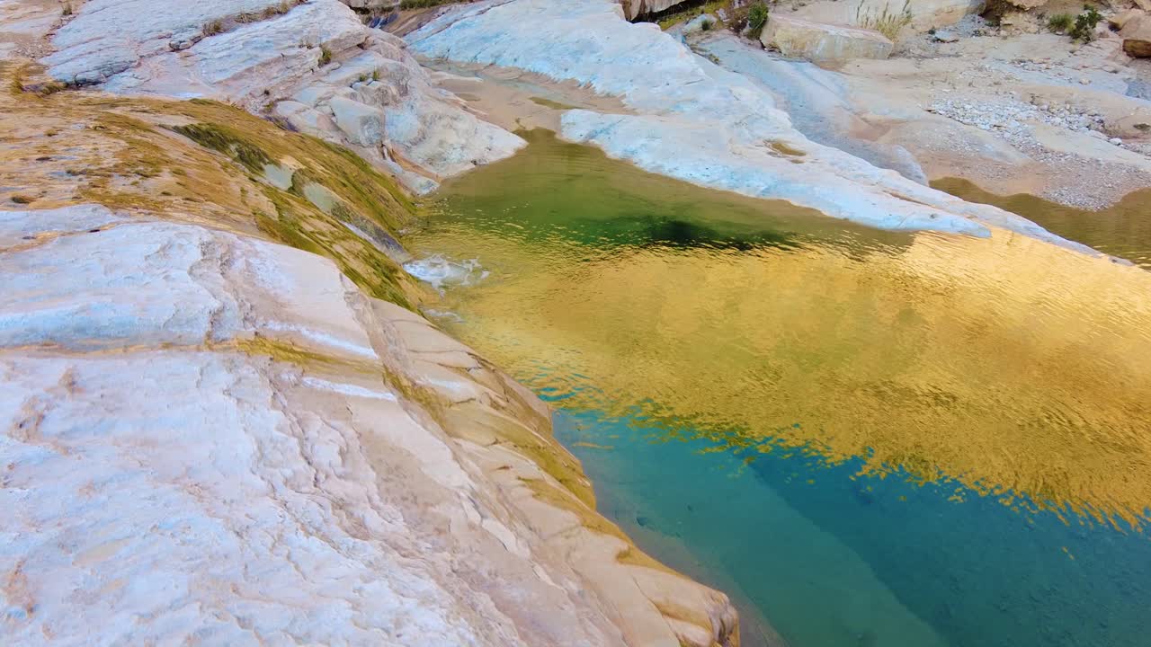 사하라 사막 한가운데에 있는 강 알제리 비스크라