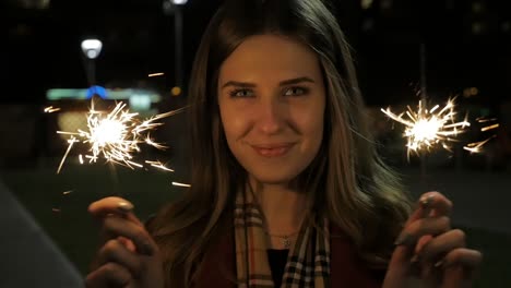 mujer con chispas en la noche