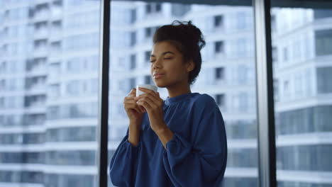 Relaxed-woman-enjoying-break