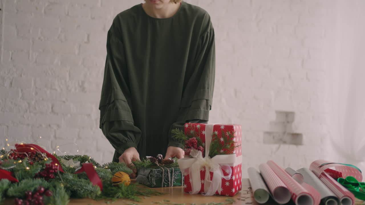 la chica preparó y empaquetó un regalo de navidad