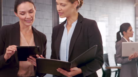 Empresarias-Sonrientes-Trabajando-Juntas