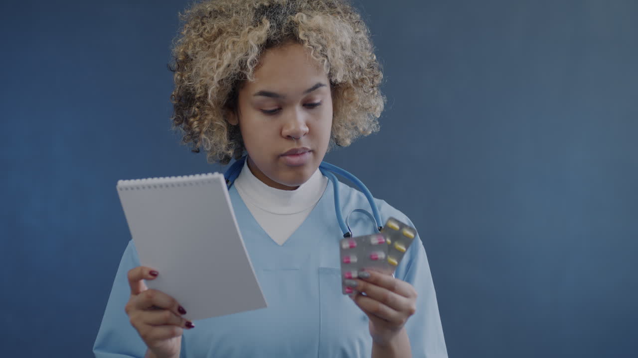 Medico che esamina farmaci e ricetta