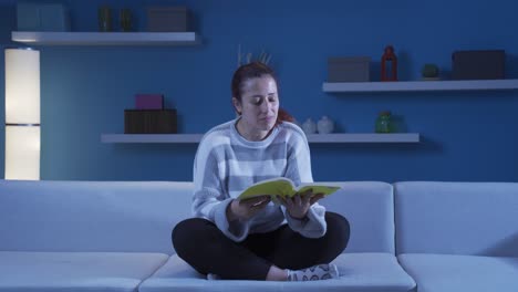 la mujer cobarde que piensa que oye una voz mientras lee un libro.