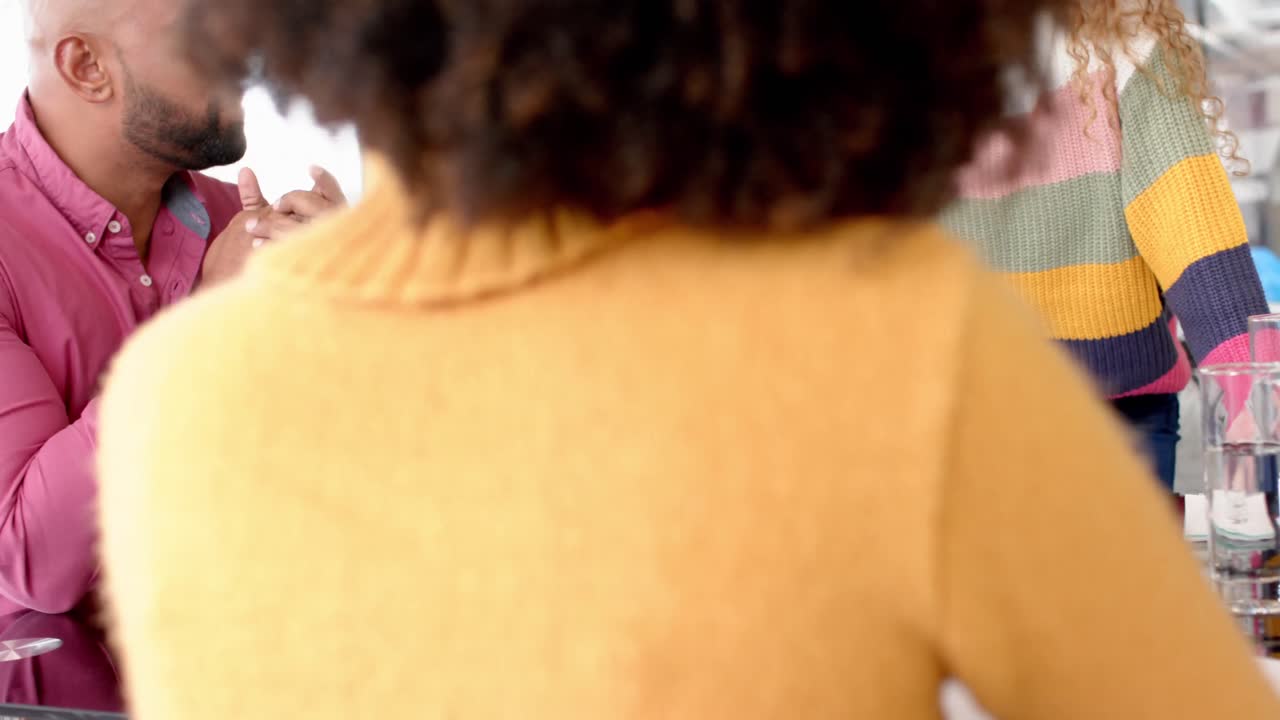 diversas personas de negocios ocupadas discutiendo el trabajo en una reunión en la oficina en cámara lenta