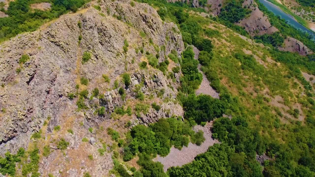 hermosa vista a la montaña mientras volaba sobre un águila