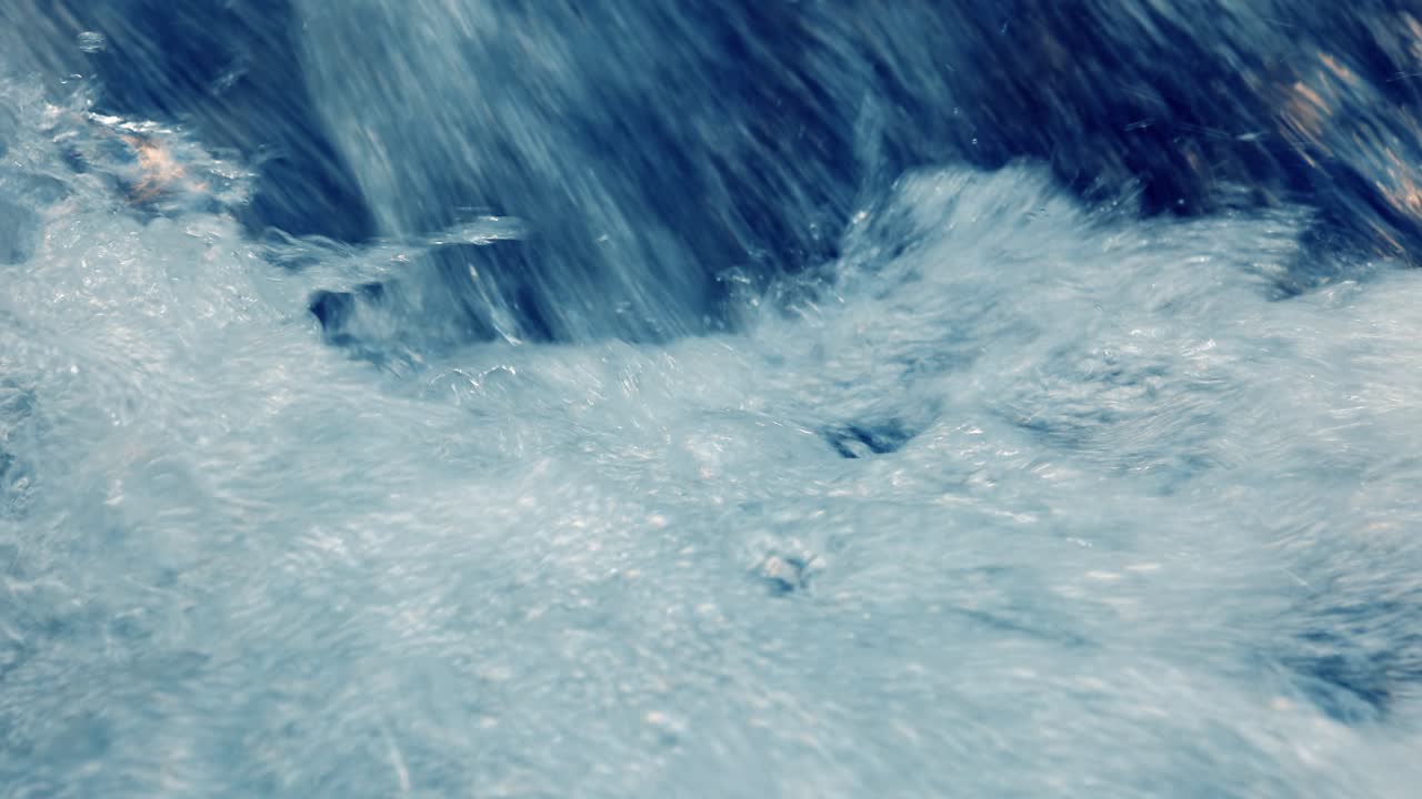 산의 강을 가까이에서 숲에서 느린 동작으로. 아름다운 야생 동식물 풍경.