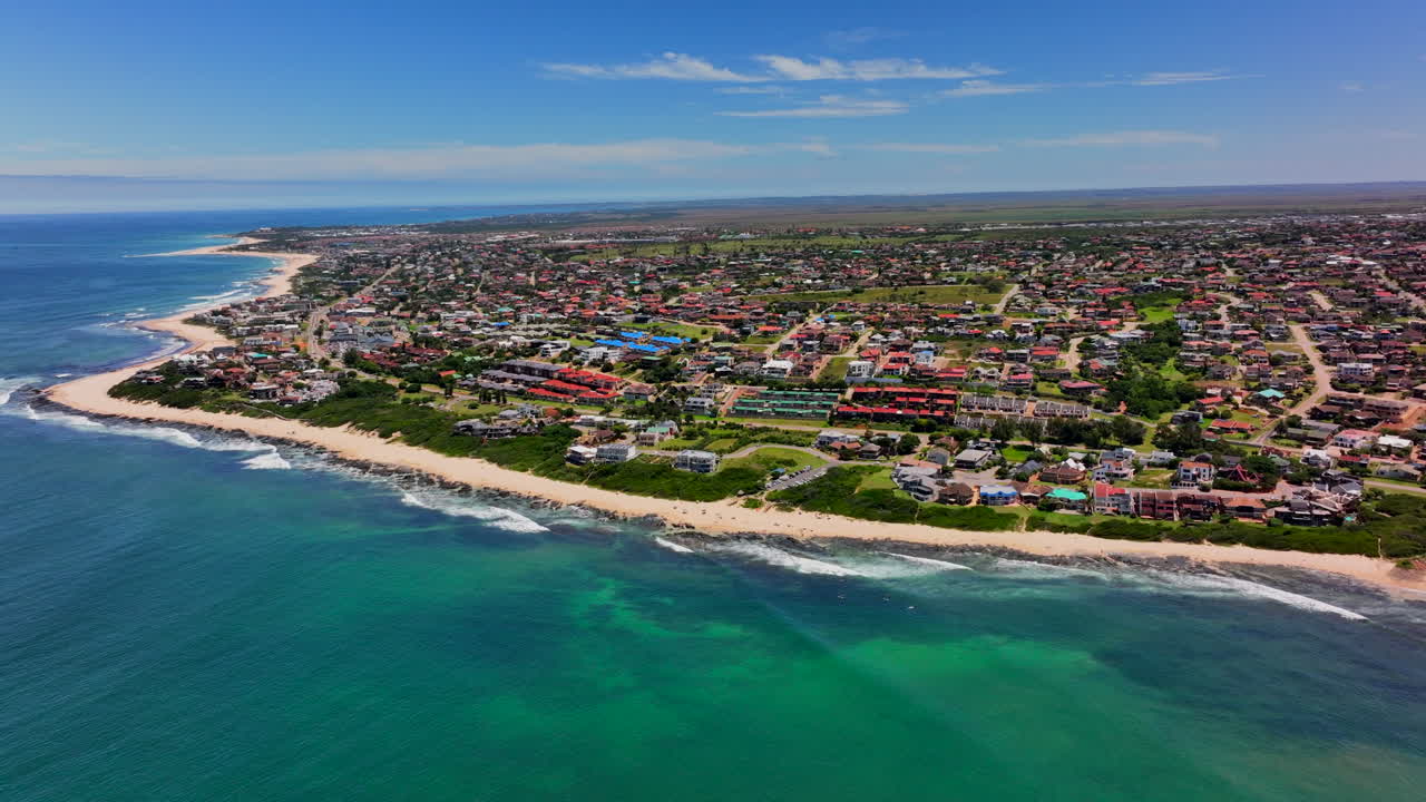 남아프리카 jbay jeffreys bay aerial drone town home buildings most stunning white sand beach epic surf wave aqua blue rugged reef coastline daytime wsl corona open supers boneyard summer back motion