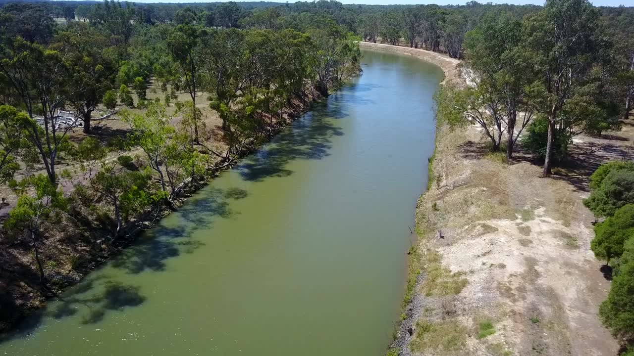 аэрофотосъемка над каналом стюарта мюррея, виктория, австралия