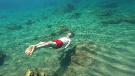 Ein-Mann-Schwimmt-Auf-Dem-Boden-Des