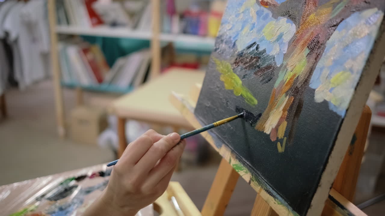 un árbol en proceso de pintura