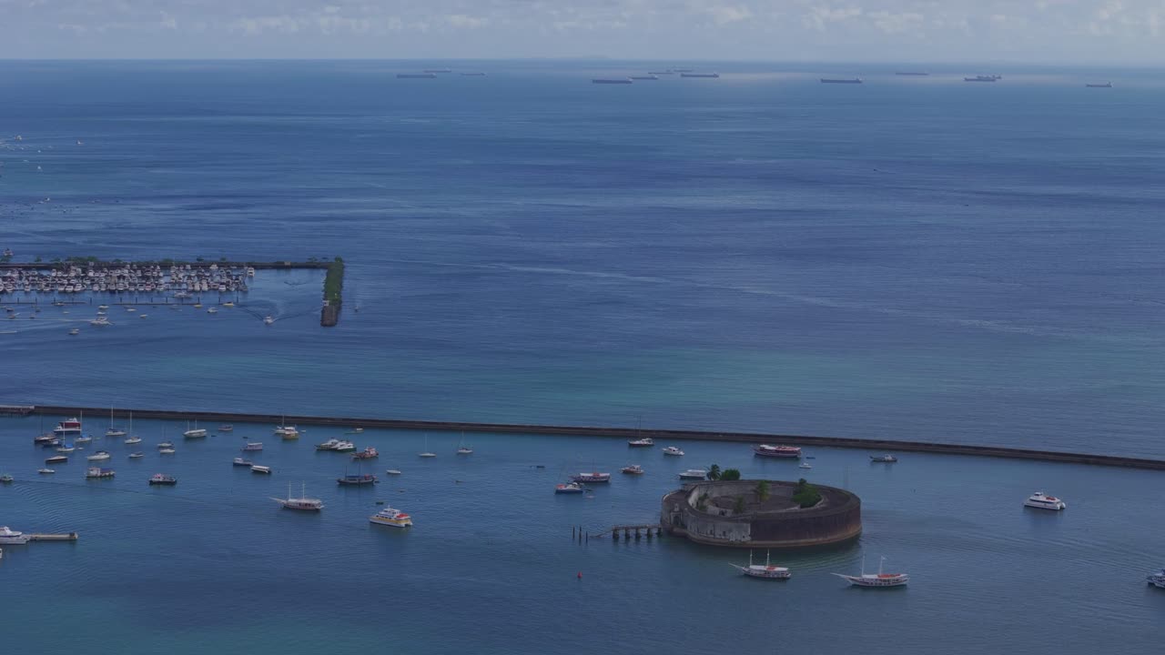 Logistica marittima e sviluppo urbano a Salvador, Bahia, con una nave portarinfuse al molo durante il giorno.