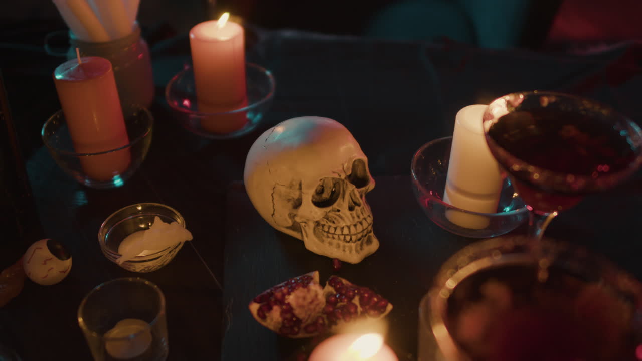 вид сверху на постановку стола на хэллоуин