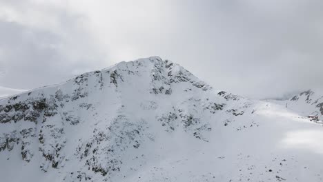 Panorámica-A-Cámara-Lenta-Toma-Panorámica-Con-Drones-Del-Ascensor-Superior-De-La-Estación-De-Esquí-De-Bansko,-En-Pirin-Bulgaria