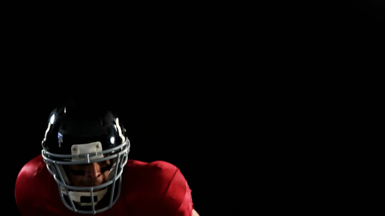 Giocatore di football americano che lancia il pallone 4k