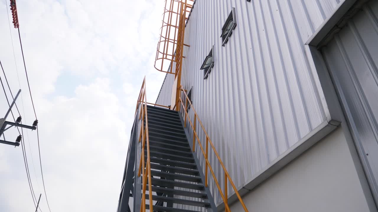 palo de escalera de servicio de techo alto, sin personas