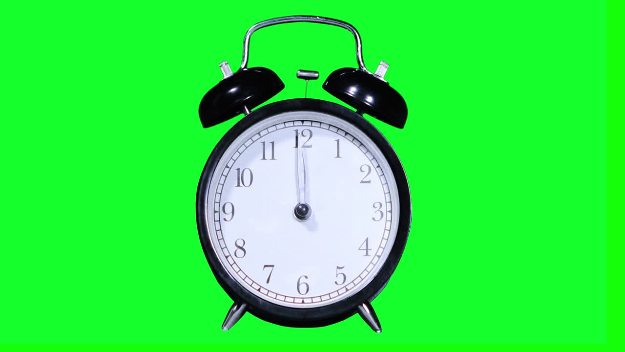 12시에 울리는 알람 시계의 비디오 영상, 녹색 스크린 배경으로 촬영, 4k 해상도로 전문적으로 촬영