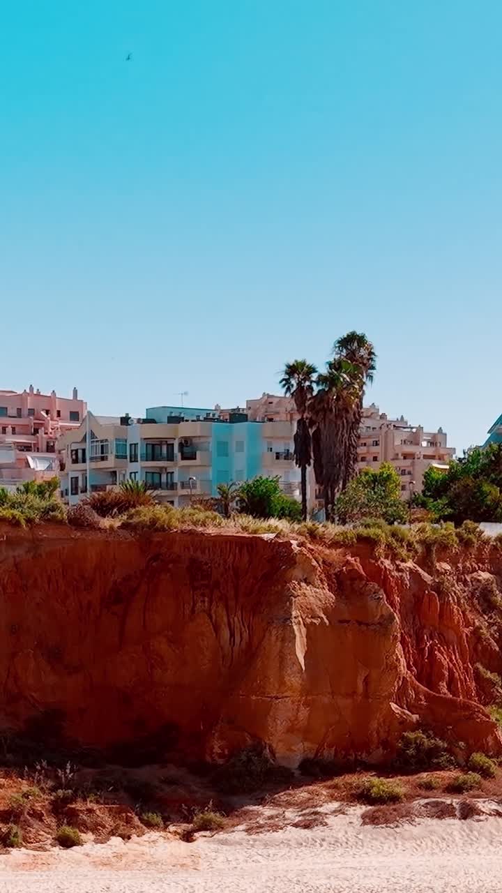 Edifici e scogliere nella zona costiera del Portogallo in una giornata di sole