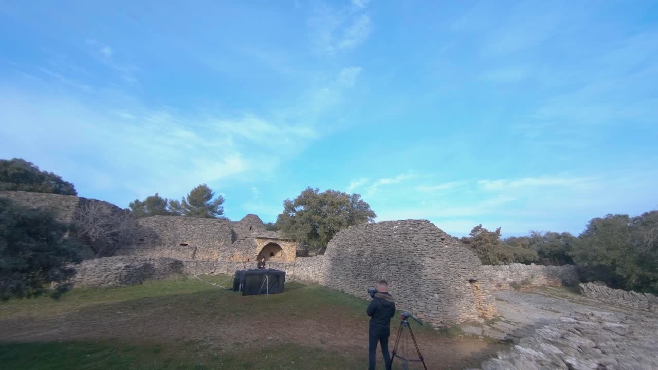 fpv 드론 전문가가 알프스의 프랑스 쪽 폐허 성 중 하나에서 dj 테이블 위로 날아갑니다.