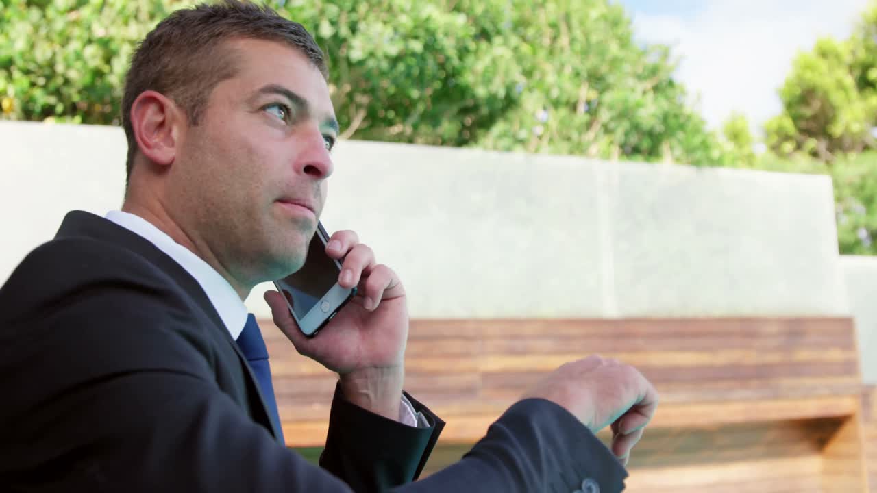 스마트 폰 을 사용하는 사업가