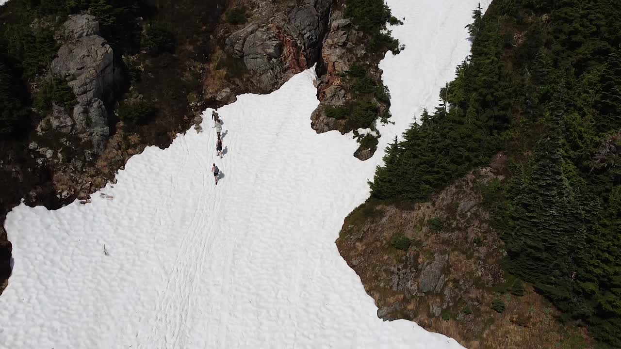 excursionistas aéreos escalando un monte 5040, isla de vancouver, canadá