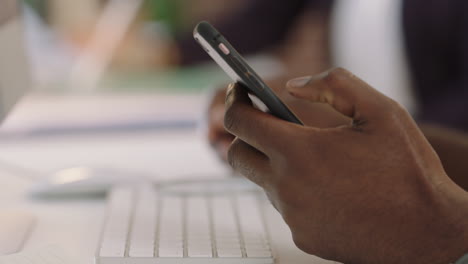 Cerrar-Las-Manos-De-Un-Hombre-Afroamericano-Escribiendo-Usando-Tecnología-De-Teclado-De-Computadora-En-El-Escritorio-De-La-Oficina