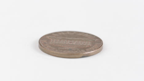 moneda de un centavo colocada plana en la mesa blanca