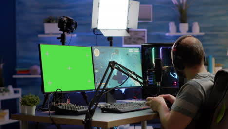 Gamer-Streamt-Online-Videospiele-Auf-Einem-Professionellen,-Leistungsstarken-Computer