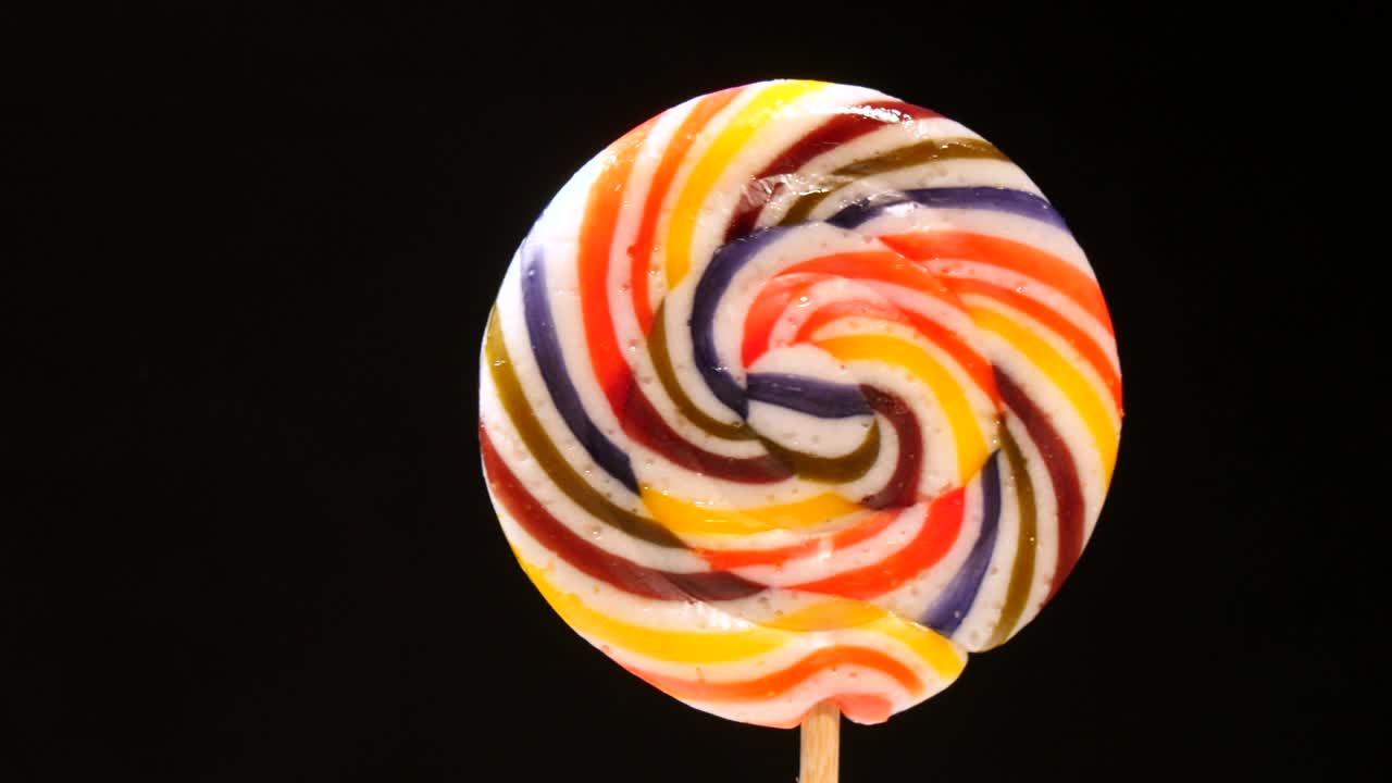 Lecca-lecca a spirale colorato in rotazione