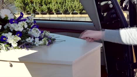 captura de pantalla de un ataúd funerario en un coche fúnebre o capilla o entierro en el cementerio