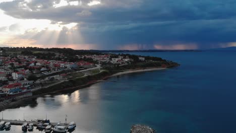 Hermosa-Puesta-De-Sol-Sobre-El-Puerto-Deportivo-De-Nea-Fokea,-Halkidiki,-Grecia