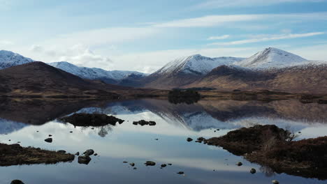 rannoch moor, schottland: luftbilder, die an einem vollkommen stillen tag aufsteigen