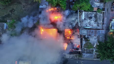 fuego en la fábrica de muebles, vista desde un avión no tripulado