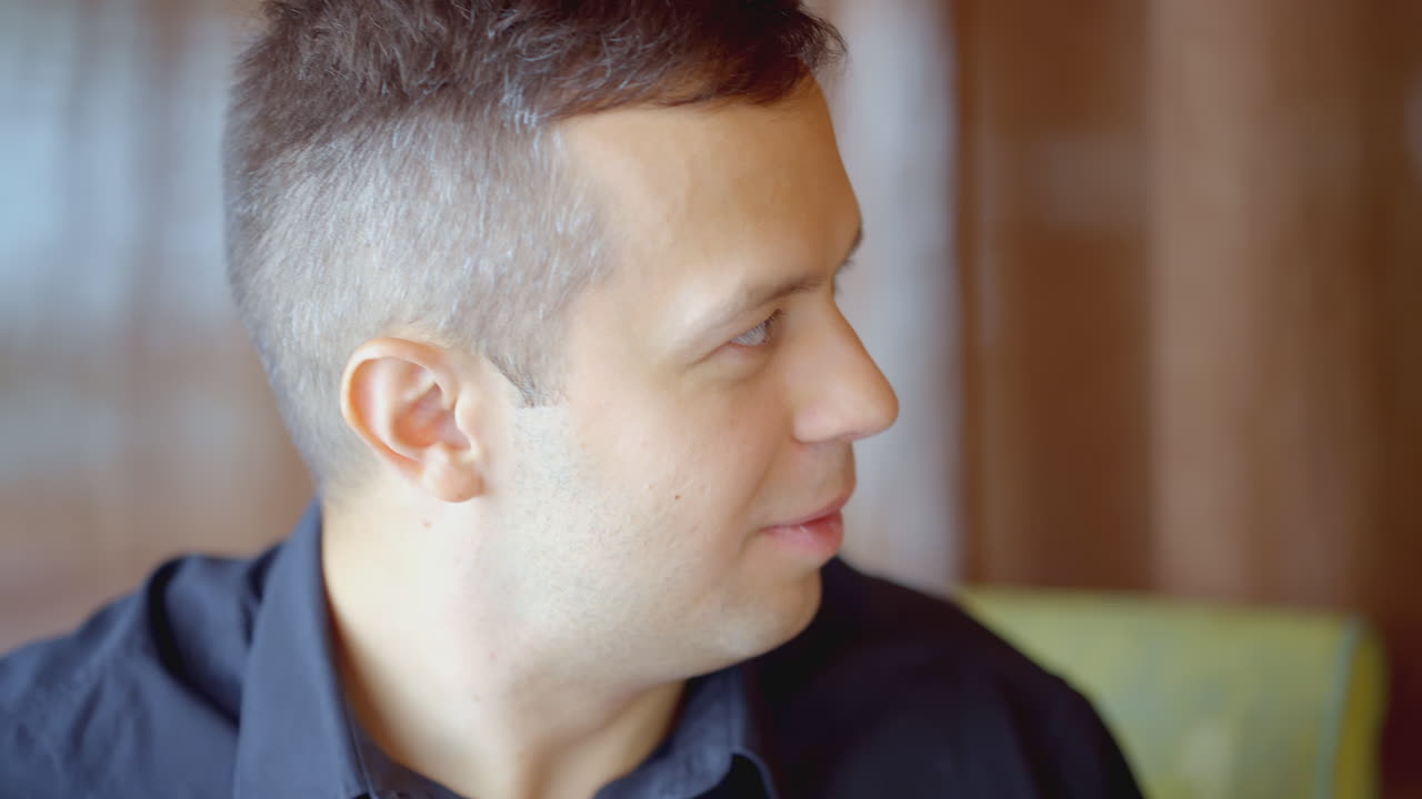 아래를 내려다 보면서 남자