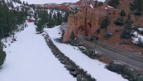 conducción escénica a través del túnel en el parque nacional bryce canyon durante el invierno en el sur de utah, estados unidos