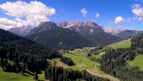 vista panorámica del hermoso paisaje de los alpes