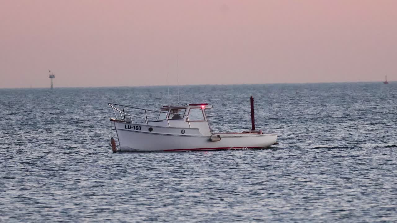 un barco moviéndose a través de las aguas tranquilas del océano