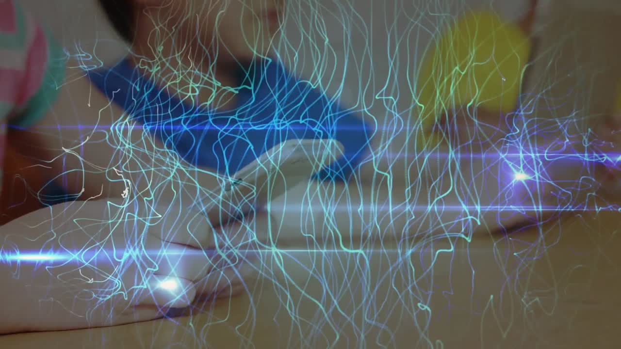 animación de ondas digitales verdes sobre la sección media de la niña usando tableta digital en clase en la escuela