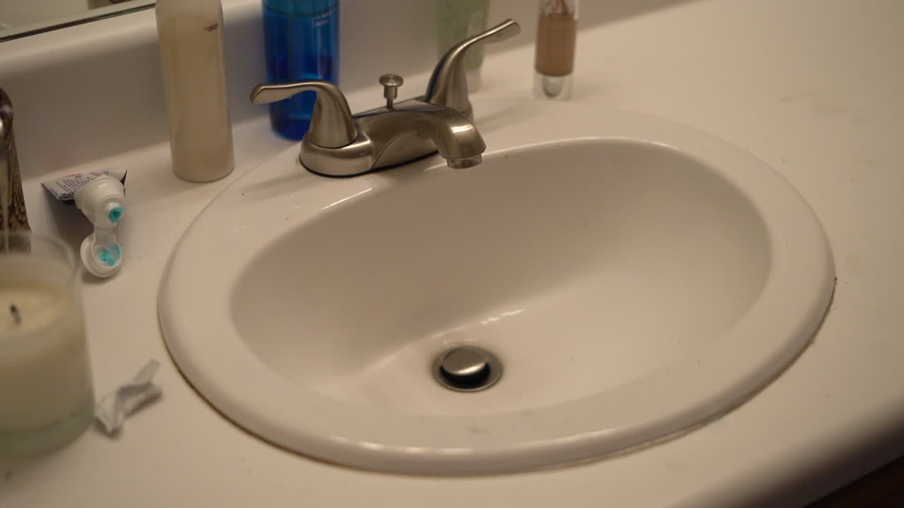 女人整理浴室,將所有美容和衛生產品放下來 - 時間流逝