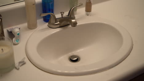 Mujer-Arregla-El-Baño-Guardando-Todos-Sus-Productos-De-Belleza-E-Higiene---Lapso-De-Tiempo