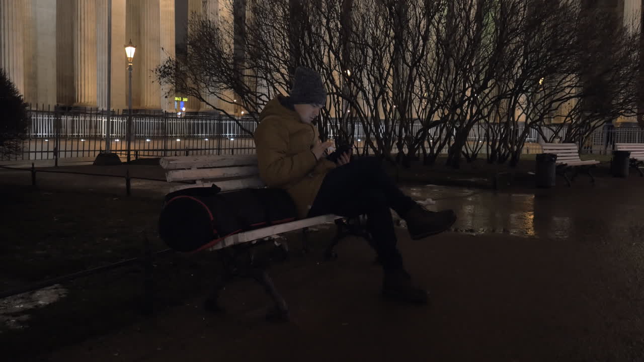 저녁 도시에서 터치 패드를 가진 남자